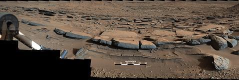 Esta imagen de la Mastcam del Curiosity muestra capas inclinadas de piedra arenisca, depósitos de los pequeños deltas alimentados por los ríos que fluían dsde el borde del cráter Gale